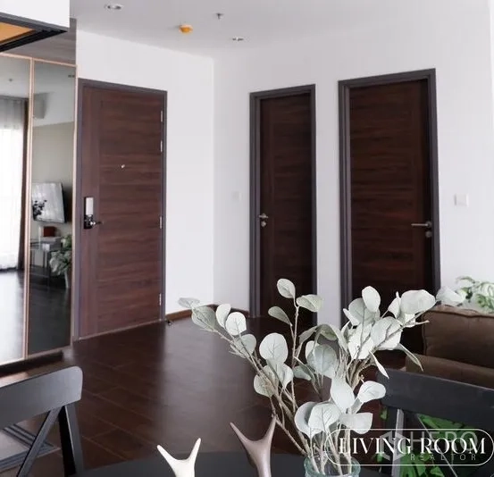 公寓 出租在Watthana, Bangkok - 入口走廊，三扇木门与前景餐桌