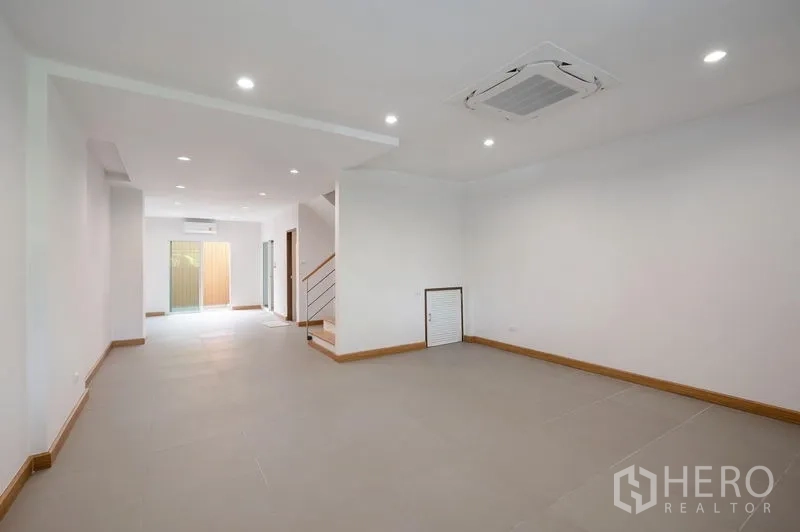 ทาวน์เฮาส์ ขายในLat Phrao, Bangkok - ห้องรับแขกกว้าง ไฟดาวน์ไลท์ และแอร์แบบคาสเซ็ต