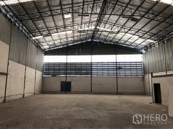 คลังสินค้า ให้เช่าในSuan Luang, Bangkok - ฮอลล์โกดังไร้เสา มีแผงระบายอากาศด้านข้างและช่องแสงธรรมชาติ