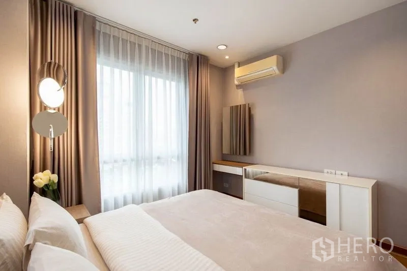 คอนโด ให้เช่าในPhaya Thai, Bangkok - ห้องนอนพร้อมหน้าต่างบานใหญ่ เครื่องปรับอากาศ และตู้บิวท์อิน