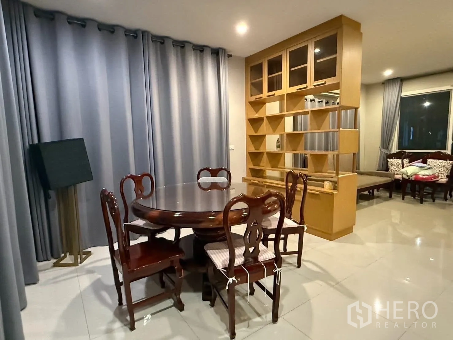 Detached House for rent in Bang Na, Bangkok - Open-plan dining space with display shelves dividing it from the lounge.