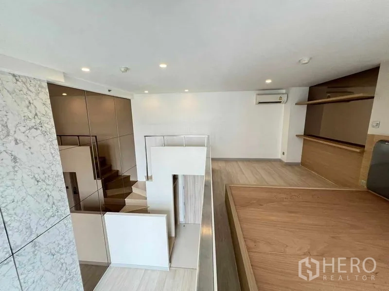 คอนโด ขายในSathon, Bangkok - พื้นที่ชั้นลอยกว้าง มีเตียงยกพื้น ชั้นวางของ และเครื่องปรับอากาศ