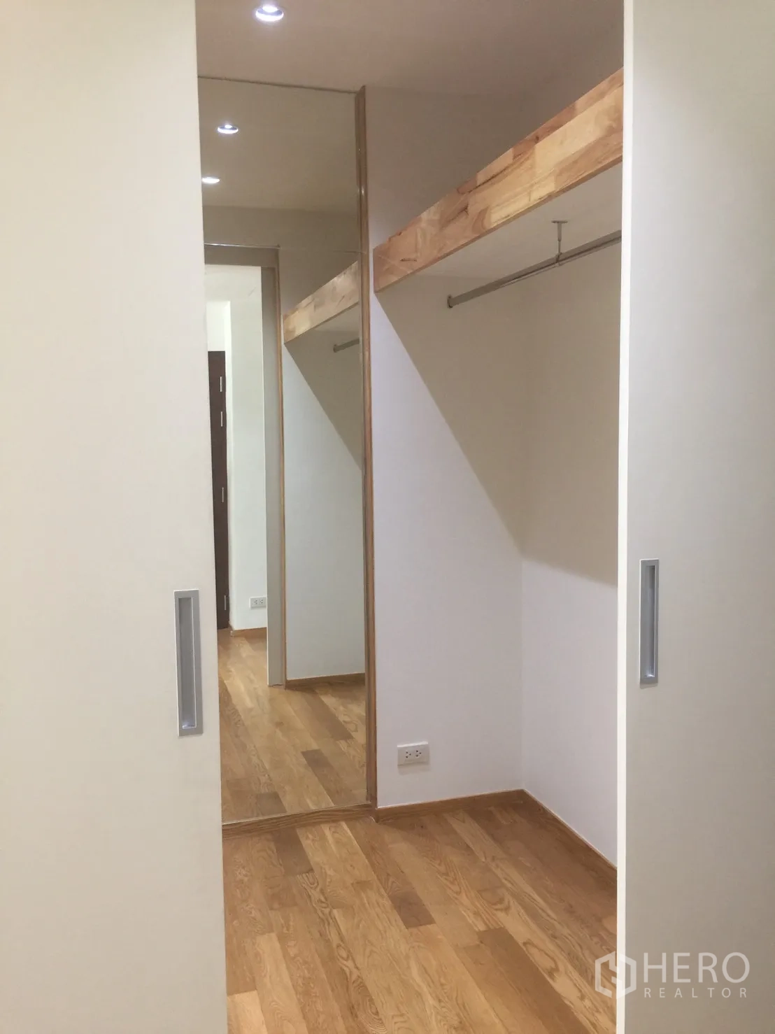 คอนโด for ในWatthana, Bangkok - ห้องแต่งตัววอล์กอินพร้อมกระจกเต็มตัว ราวแขวนไฟดาวน์ไลท์ และพื้นไม้