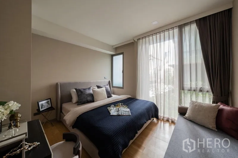 คอนโด ให้เช่าในWatthana, Bangkok - ห้องนอนหลัก เตียงควีน หน้าต่างใหญ่และเบาะนั่งริมหน้าต่าง