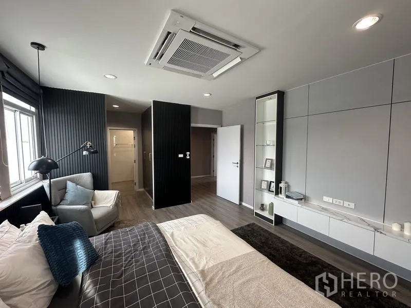 Factory for sale in Lam Luk Ka, Pathum Thani - Modern suite with bed, built-in cabinetry and cassette air-conditioning.