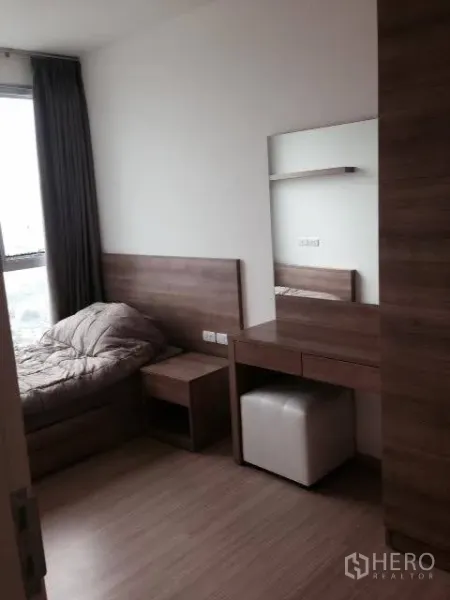 คอนโด ให้เช่าในKhlong Toei, Bangkok - ห้องนอนเล็กเตียงเดี่ยว โต๊ะเครื่องแป้งกระจกบานใหญ่ และหน้าต่างบานกว้าง