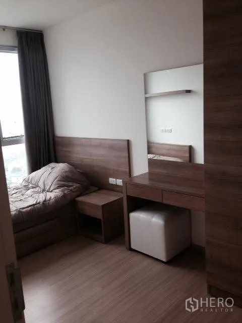 คอนโด ให้เช่าในKhlong Toei, Bangkok - ห้องนอนเล็กเตียงเดี่ยว โต๊ะเครื่องแป้งกระจกบานใหญ่ และหน้าต่างบานกว้าง