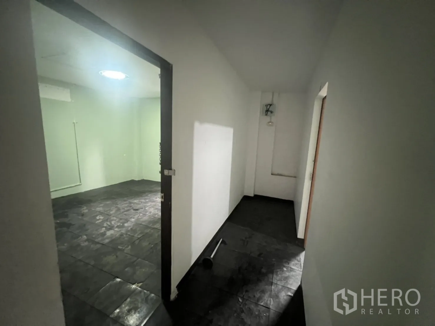 อาคารพาณิชย์ ให้เช่าในWatthana, Bangkok - ทางเดินพื้นกระเบื้องสีเข้ม นำไปสู่ห้องด้านใน ผนังสีขาวเรียบ