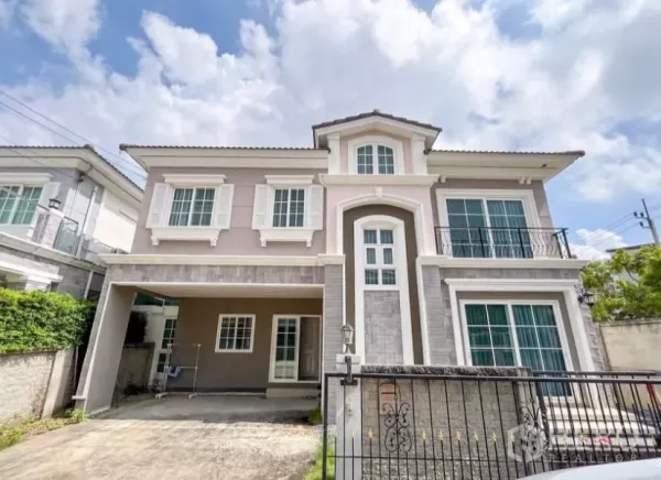 Detached House for rent in Chom Thong, Bangkok - Two‑storey detached house with gated driveway and covered carport in Golden Neo Sathorn.