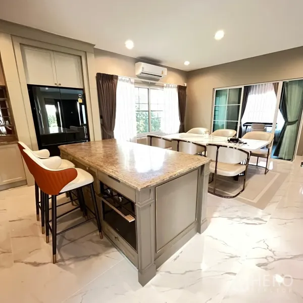 บ้าน ให้เช่าหรือขายในBang Khen, Bangkok - ครัวสมัยใหม่ เกาะกลางท็อปหินอ่อน มีสตูลบาร์สองตัว