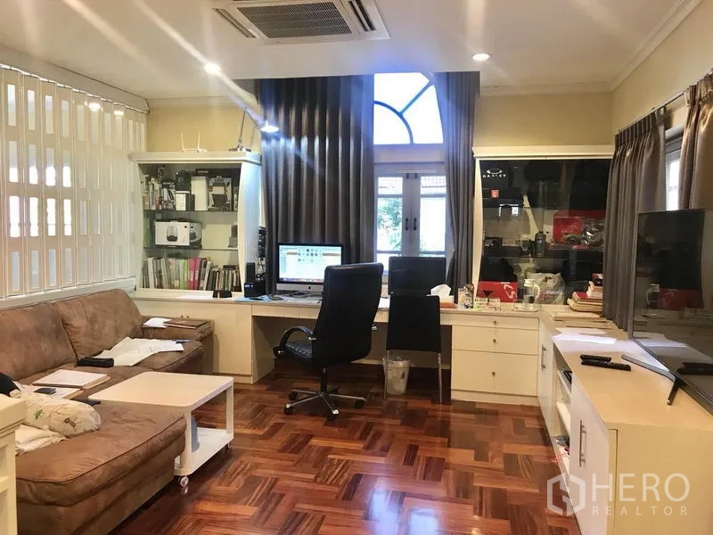 独立式住宅 出租 - 家庭办公室，长工作台、沙发、书架、电脑与木地板。