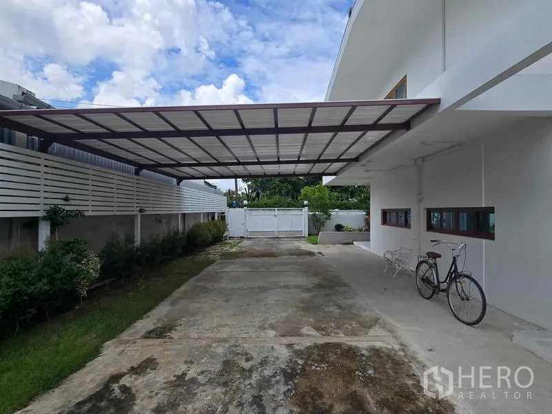 สำนักงานที่บ้าน ให้เช่า - โรงจอดรถมีหลังคาและทางรถเข้า ข้างตัวบ้าน พร้อมประตูรั้ว