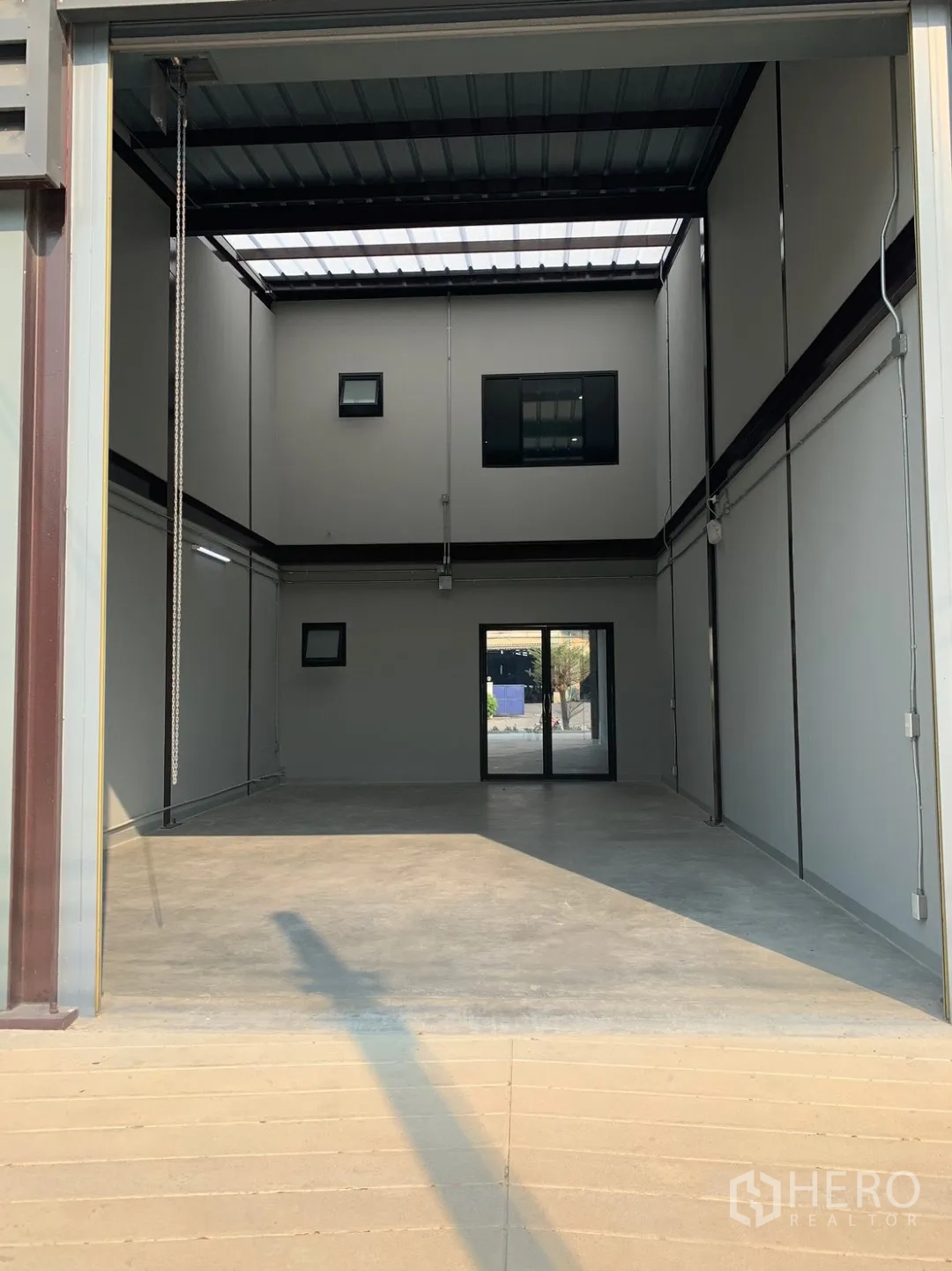 โกดัง for rent in Bang Phli, Samut Prakan - ลานโหลดหน้าประตูม้วนยกขึ้นพร้อมทางลาดเข้าออก
