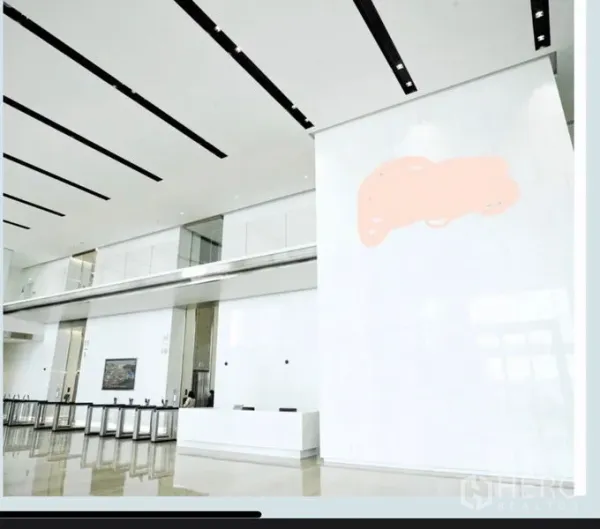 สำนักงาน ให้เช่าในBang Phli, Samut Prakan - ล็อบบี้อาคารสำนักงานสมัยใหม่ เพดานสูง ผนังสีขาว พื้นเงา ประตูสแกนและเคาน์เตอร์ต้อนรับ.