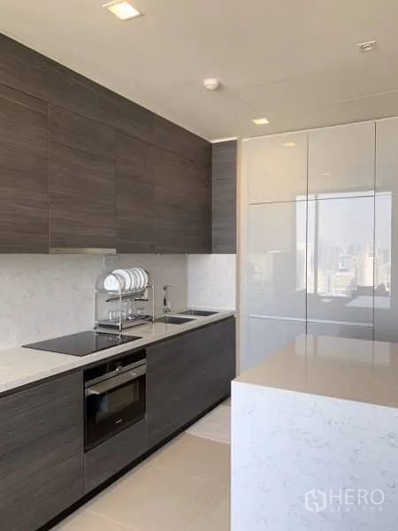 คอนโด ให้เช่าหรือขายในWatthana, Bangkok - ครัวบิวท์อินสไตล์โมเดิร์น เคาน์เตอร์หิน เตาอบ และเตาไฟฟ้า