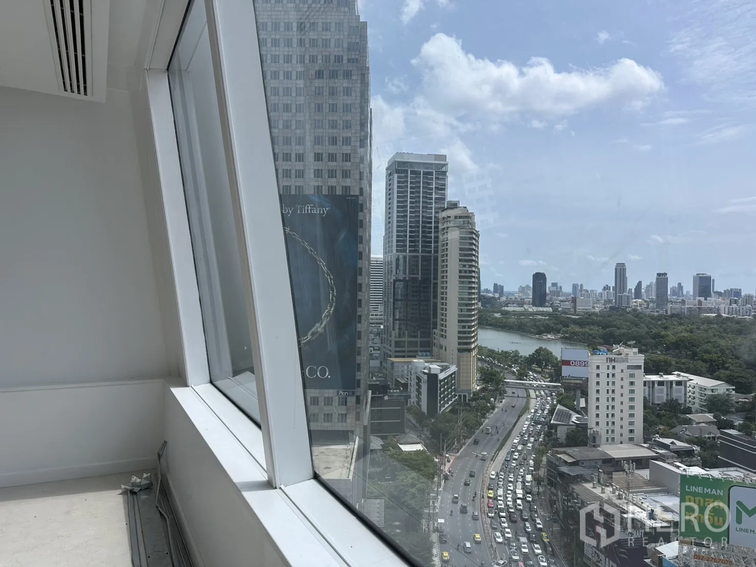 ออฟฟิศ for rent in Watthana, Bangkok - วิวเมืองผ่านกระจกเอียง เห็นตึกสูง บึงน้ำ และถนนสายหลัก