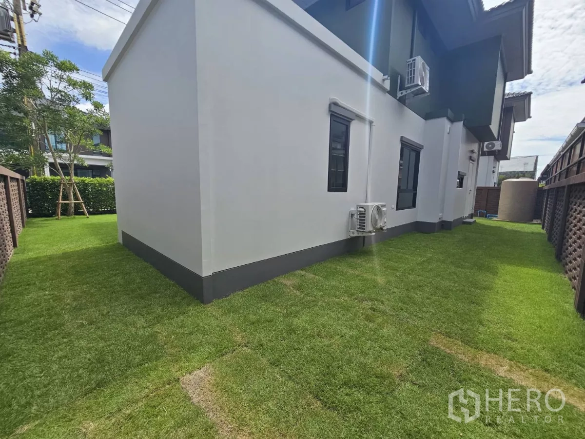 บ้าน ขายในLam Luk Ka, Pathum Thani - สนามหญ้าหลังบ้านล้อมรอบตัวบ้านและกำแพงส่วนตัว