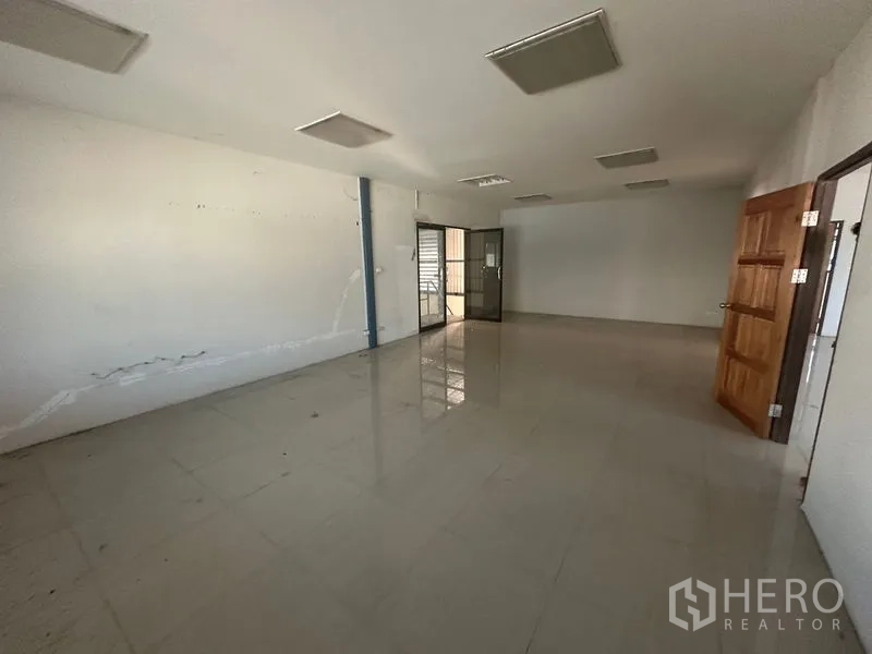 คลังสินค้า ให้เช่าในSaphan Sung, Bangkok - พื้นที่ออฟฟิศโล่ง พื้นกระเบื้องแผ่นใหญ่ ไฟเพดาน และประตูด้านข้าง