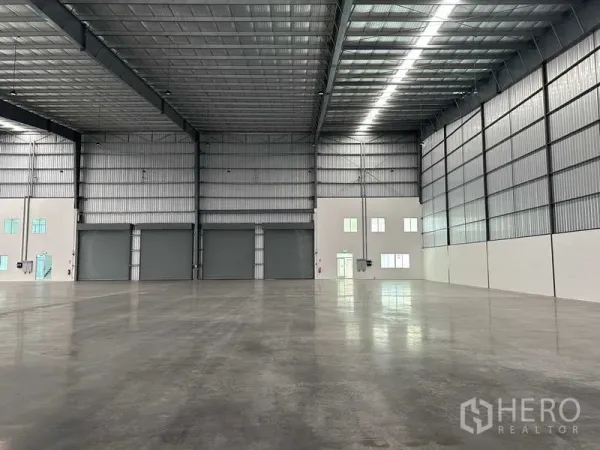 工厂 出租在Bang Sao Thong, Samut Prakan - 开阔生产大厅，三扇大型卷帘门与连接的办公夹层