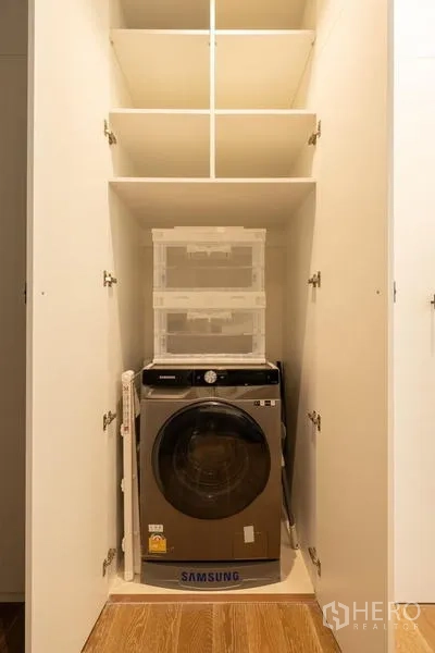 คอนโด ให้เช่าหรือขาย - ตู้บิวท์อินซ่อนเครื่องซักอบผ้าและชั้นวางของ