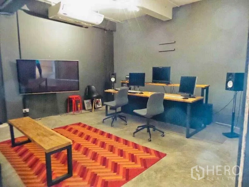 带办公室的家 出租或出售在Din Daeng, Bangkok - 媒体/剪辑室，多台显示器，墙挂电视与音箱，鱼骨纹地毯。
