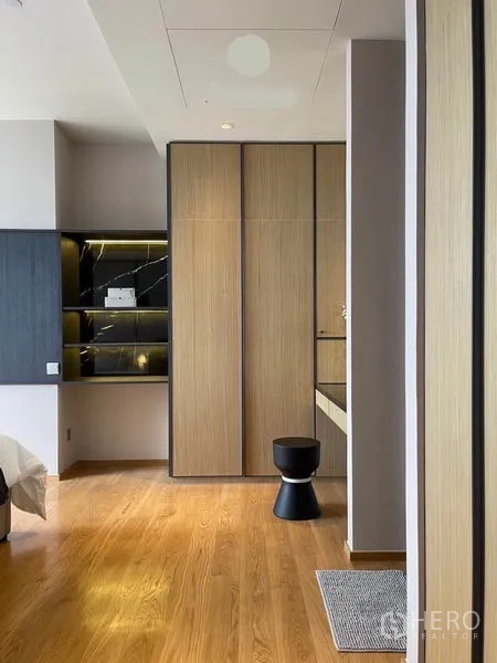 คอนโด ให้เช่าในKhlong Toei, Bangkok - โซนตู้เสื้อผ้าและแต่งตัว บานไม้ ชั้นลายหินอ่อนสีดำ และโต๊ะเครื่องแป้ง