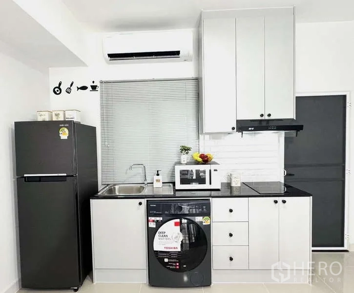 ทาวน์เฮาส์ ให้เช่าในBang Phli, Samut Prakan - ครัวโทนขาวพร้อมเครื่องใช้ไฟฟ้าและเครื่องซักผ้า