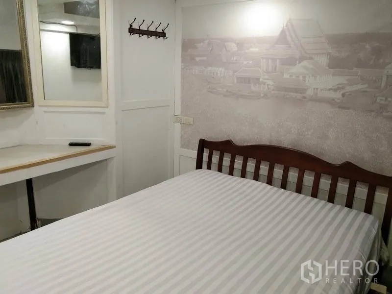 店屋 出租在Phra Nakhon, Bangkok - 木床房，内置书桌与曼谷历史风景壁画