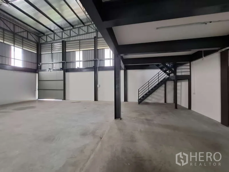货栈 出租或出售在Bang Phli, Samut Prakan - 一层仓储区，带通往夹层的楼梯与卷帘门