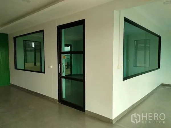 工厂 出租在Ban Phaeo, Samut Sakhon - 一层走廊，玻璃门与大面积观景窗。
