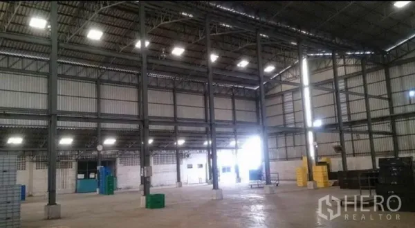 工厂 出租在Krathum Baen, Samut Sakhon - 高挑空仓库内部，钢结构与天窗，开阔空间