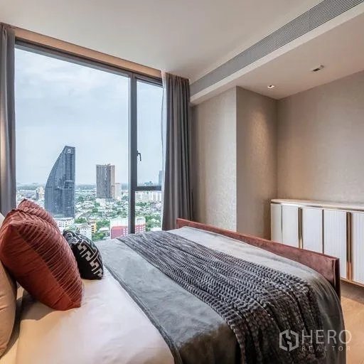 คอนโด ให้เช่าในKhlong Toei, Bangkok - ห้องนอนพร้อมหน้าต่างกระจกเต็มบาน มองเห็นวิวสกายไลน์กรุงเทพฯ และชุดเครื่องนอนโทนอบอุ่น