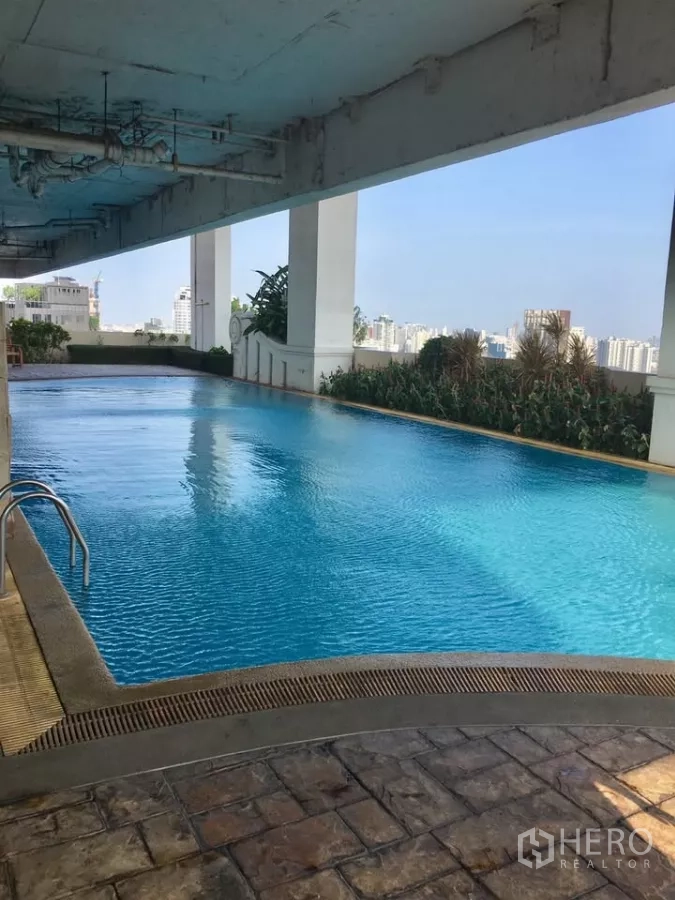 公寓 出租在Khlong Toei, Bangkok - 高层有顶泳池，沿边可观赏城市景观。