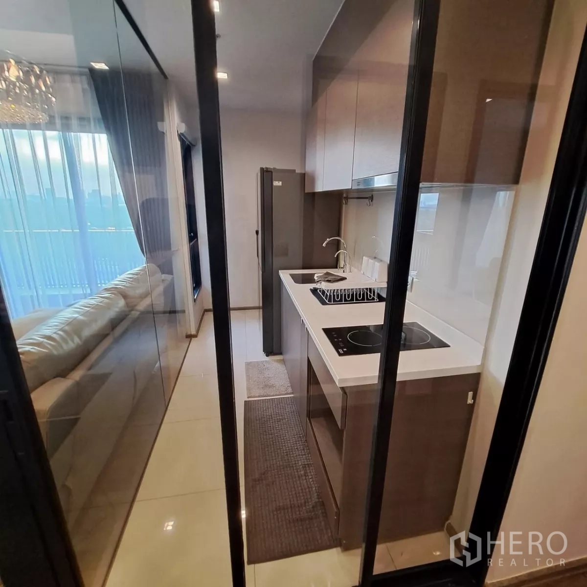 คอนโด ให้เช่าในChatuchak, Bangkok - ครัวรูปแบบกั้นกระจกสไตล์แกลลีย์พร้อมเตาไฟฟ้า อ่างล้าง และตู้ลอย