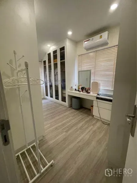บ้าน ขายในLat Krabang, Bangkok - ห้องแต่งตัวตู้เสื้อผ้าบิวท์อิน โต๊ะเครื่องแป้ง และพื้นลายไม้