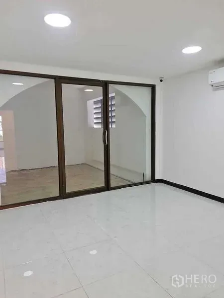 อาคารพาณิชย์ ขายในWatthana, Bangkok - พื้นที่ออฟฟิศแบบเปิด พื้นกระเบื้องเงา ประตูกระจกบานเลื่อนไปยังห้องถัดไป