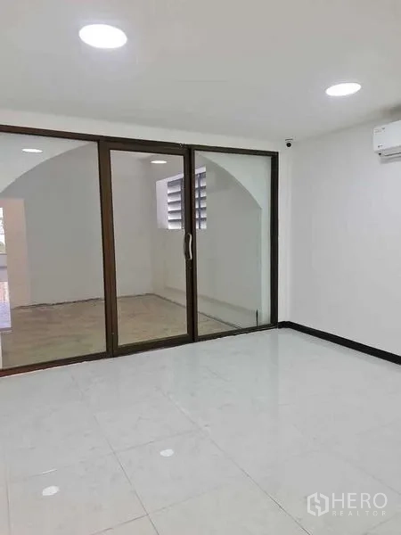 อาคารพาณิชย์ ขายในWatthana, Bangkok - พื้นที่ออฟฟิศแบบเปิด พื้นกระเบื้องเงา ประตูกระจกบานเลื่อนไปยังห้องถัดไป