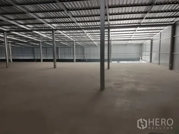 货栈 出租在Bang Kapi, Bangkok - 大型夹层空间，跨距宽阔，屋面采光带引入自然光。