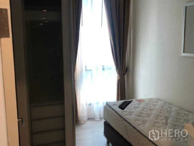 公寓 出租在Watthana, Bangkok - 紧凑卧室，床、落地窗、窗帘与内置衣柜