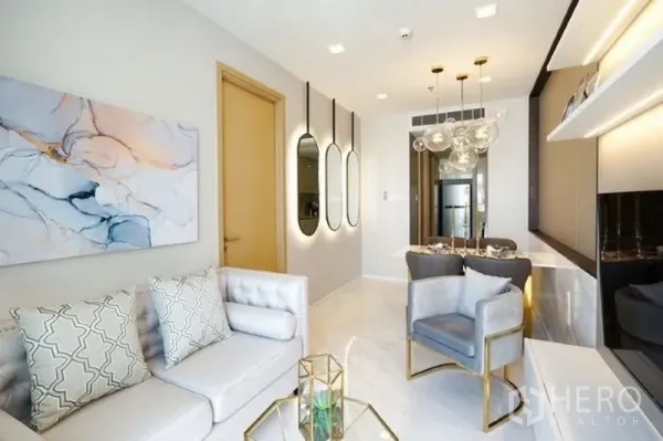 คอนโด ให้เช่าในWatthana, Bangkok - พื้นที่นั่งเล่นและทานอาหารแบบโอเพ่นแพลน โซฟา เก้าอี้ ไฟตกแต่ง ชั้นวางบิวท์อิน และพื้นเงางาม