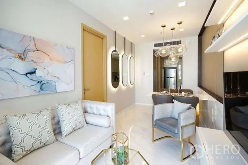 คอนโด ให้เช่าในWatthana, Bangkok - พื้นที่นั่งเล่นและทานอาหารแบบโอเพ่นแพลน โซฟา เก้าอี้ ไฟตกแต่ง ชั้นวางบิวท์อิน และพื้นเงางาม