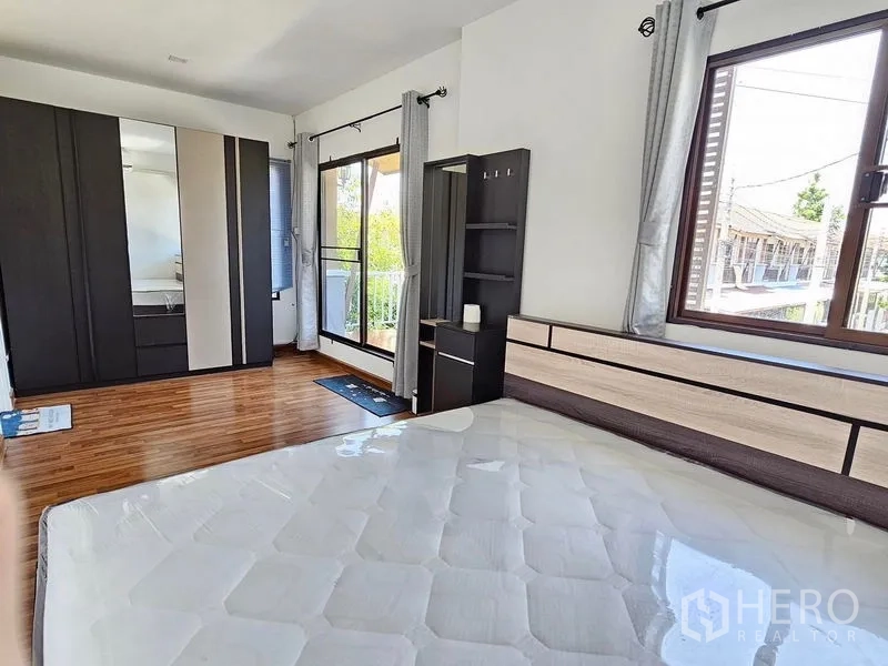 ทาวน์เฮาส์ ให้เช่า - ห้องนอนใหญ่ พื้นไม้ ตู้เสื้อผ้าบิวท์อิน และประตูออกระเบียง