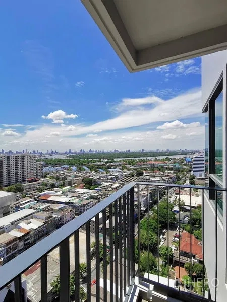 公寓 出租在Sathon, Bangkok - 高楼层阳台，栏杆安全视野开阔，远眺城市与河景。