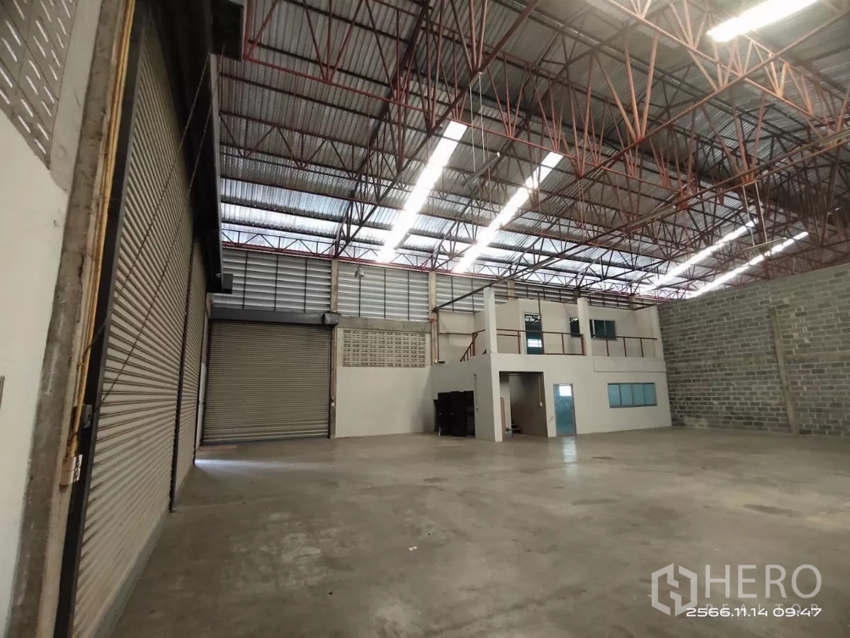 Warehouse for rent in Min Buri, Bangkok - Large roller shutter doors and high roof providing multiple loading bays.