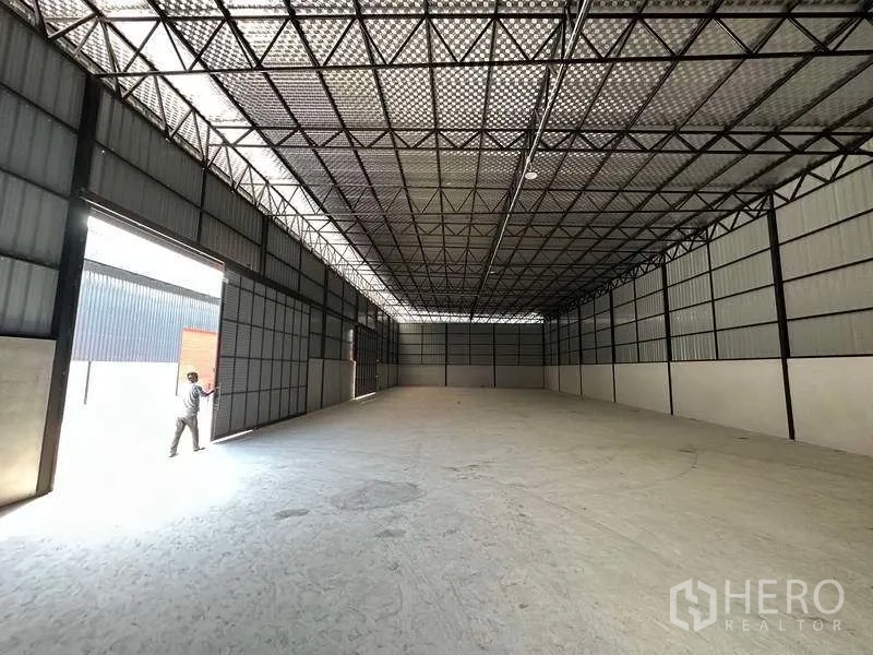คลังสินค้า ให้เช่าในKhlong Sam Wa, Bangkok - ภายในโกดังโปร่ง เพดานสูง โครงถักเหล็ก หลังคาโปร่งแสง พื้นคอนกรีต
