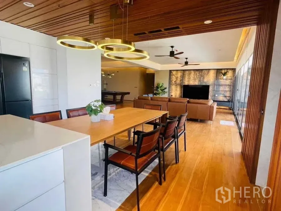 公寓 出租或出售在Watthana, Bangkok - 开放式厨房与餐厅连接客厅，木地板与现代灯饰