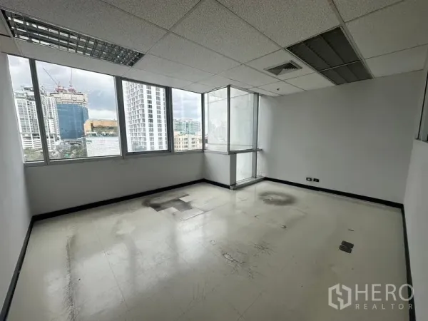 สำนักงาน ให้เช่า - ห้องทำงานส่วนตัวพร้อมหน้าต่างมุมและวิวเมือง เพดานทีบาร์และพื้นโทนกลาง