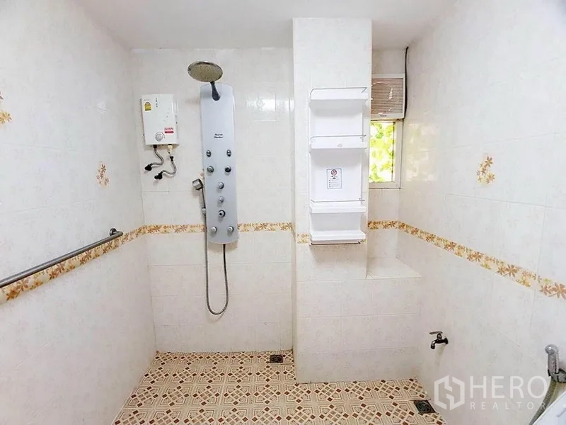 บ้าน ให้เช่าในDin Daeng, Bangkok - ห้องน้ำกระเบื้องพร้อมฝักบัวเรนชาวเวอร์ เครื่องทำน้ำอุ่น และช่องแสง