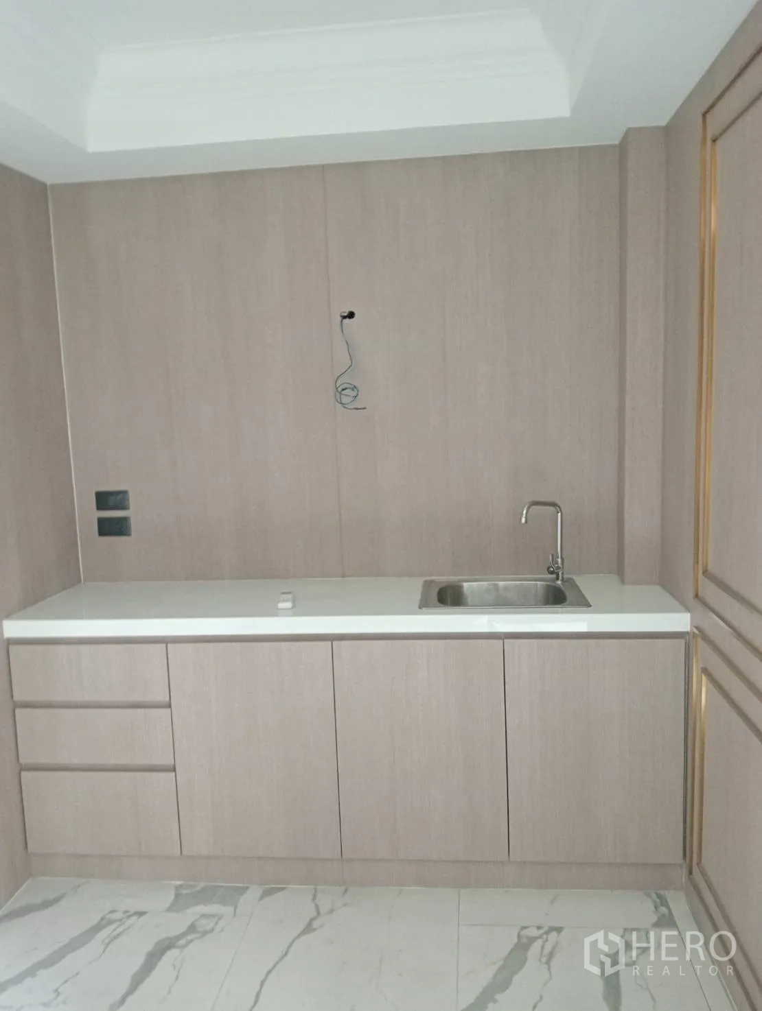 零售空间 出租 - 玻璃幕墙与种植槽，城市景观