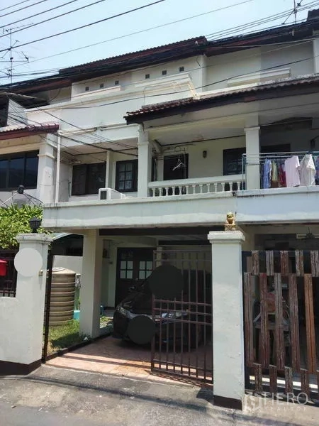联排别墅 出租或出售在Wang Thonglang, Bangkok - 联排别墅正立面，带有栅栏车库和二层阳台，位于旺通朗区。